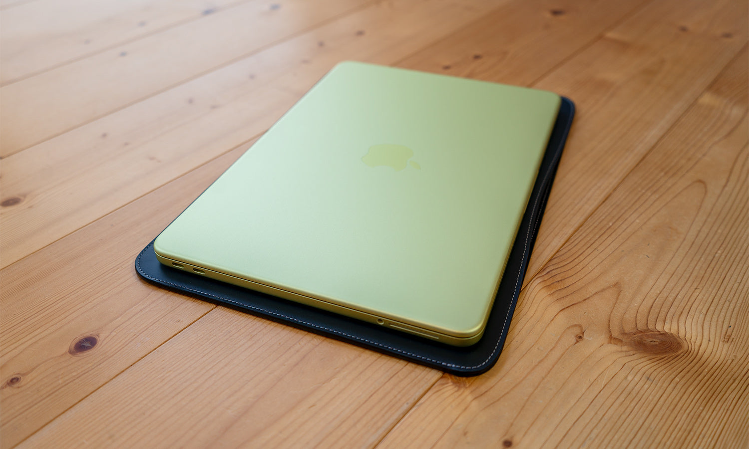 開発中の商品】職人が作るレザースリーブ MacBook Neo 用 – 国立商店